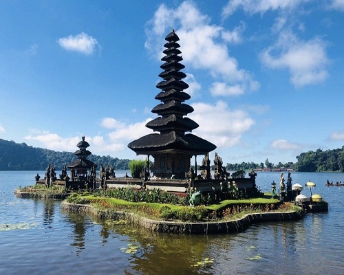 ulun-danu-beratan-temple-bali-golden-tour