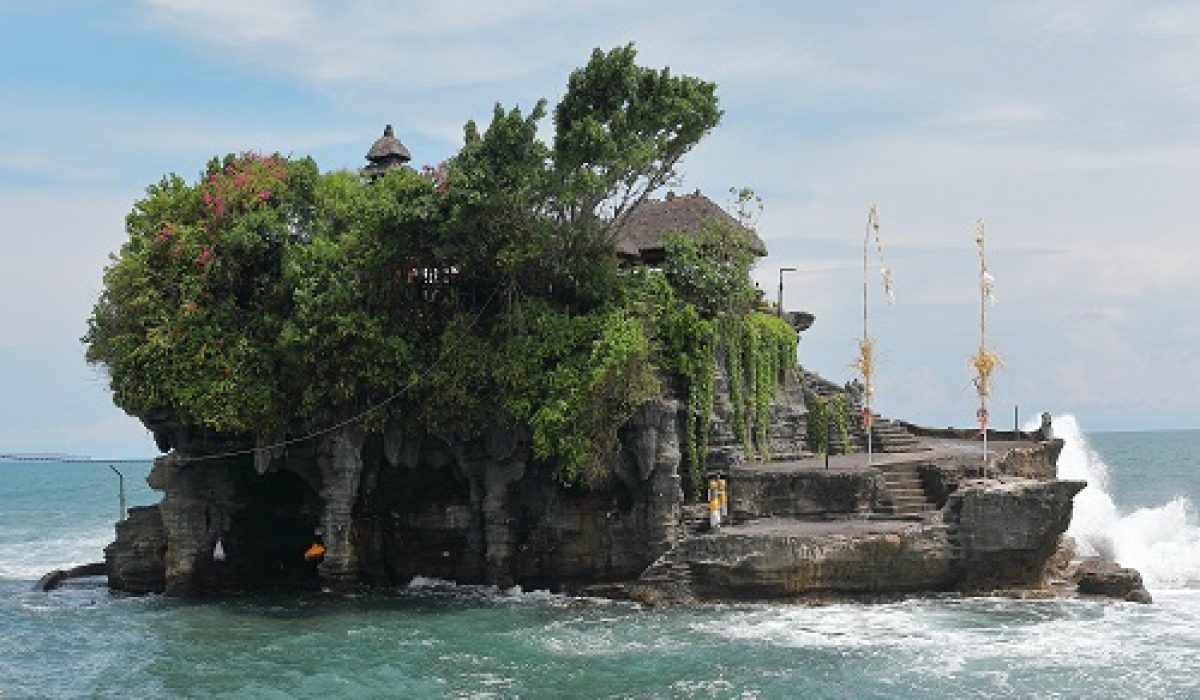 tanah-lot-temple-1-bali-golden-tour