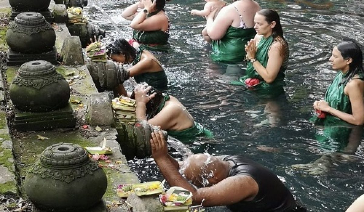tirta-empul-temple-bali-golden-tour