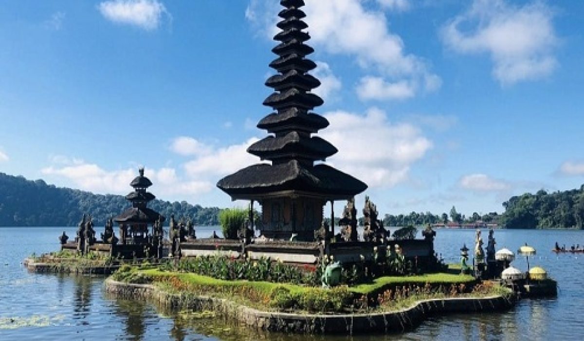 ulun-danu-beratan-temple-bali-golden-tour